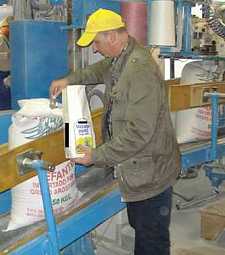 Bild zeigt wie Mehl aus einer Großpackung entnommen wird