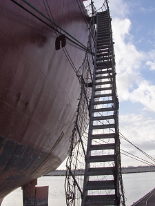Bild zeigt  eine steile Treppe an einem Schiff