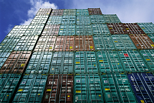 Container auf einem Platz gestapelt