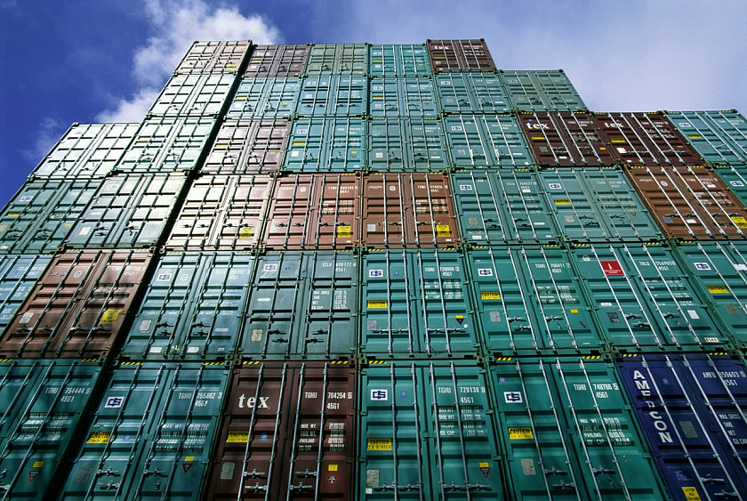 Container auf einem Platz gestapelt
