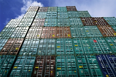 Container auf einem Platz gestapelt