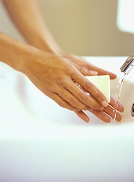 Bild zeigt  Hände beim waschen