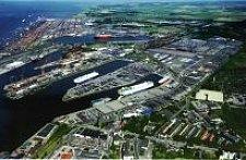 Das Bild zeigt die Hafenanlagen in Bremerhaven aus der Vogelperspektive.