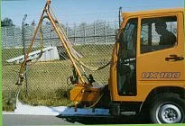 Bekämpfung von Pflanzenaufwuchs mit einem Heißwasser-Schaum-Gemisch